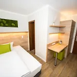 Perlach Allee By Blattl מלון 3*