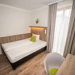 Perlach Allee By Blattl 3* מינכן